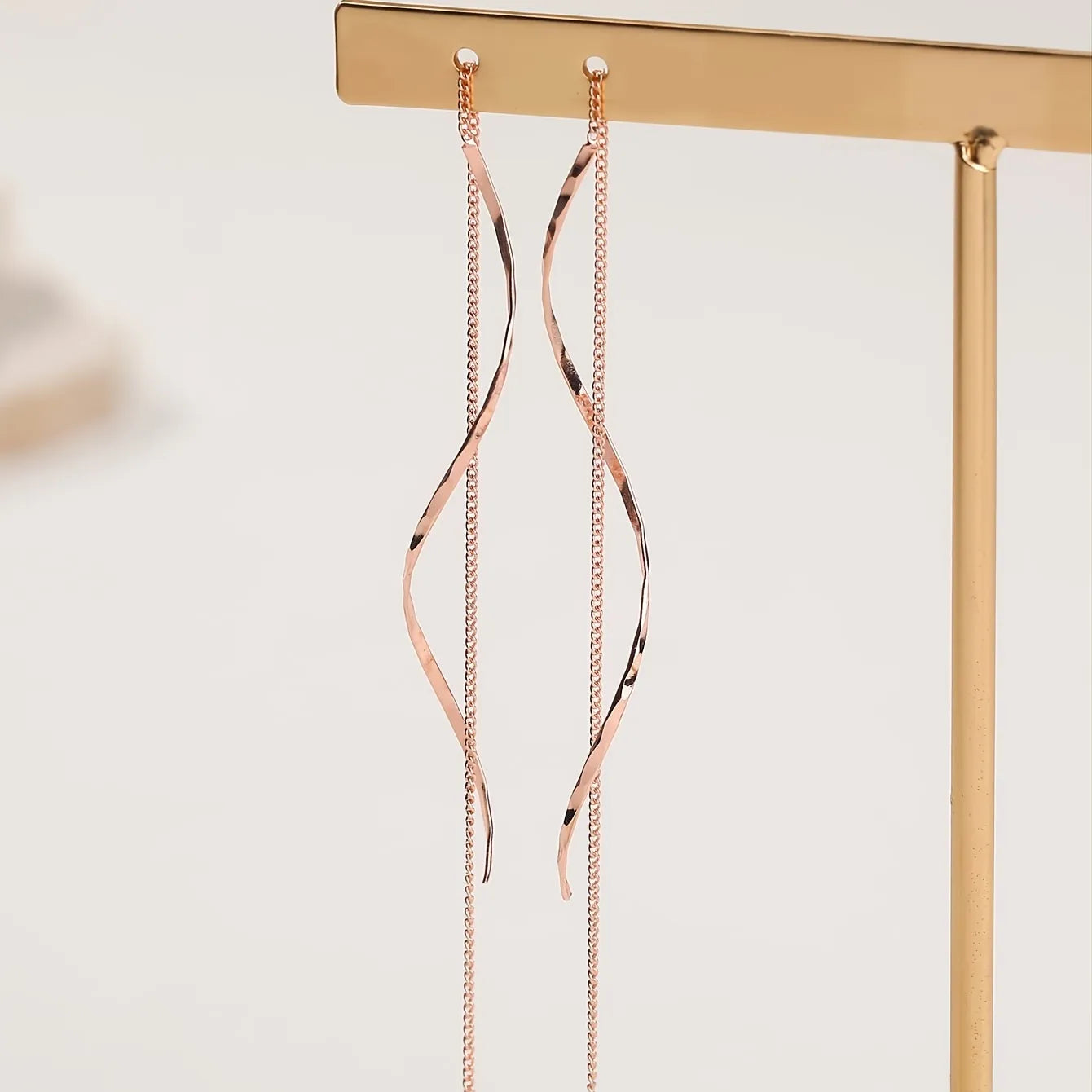 Długie kolczyki z falistym wzorem