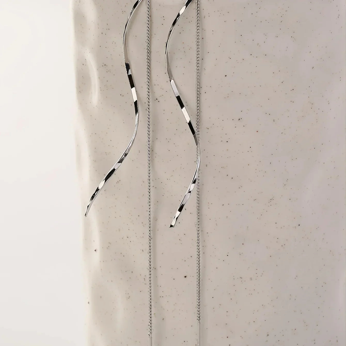 Długie kolczyki z falistym wzorem