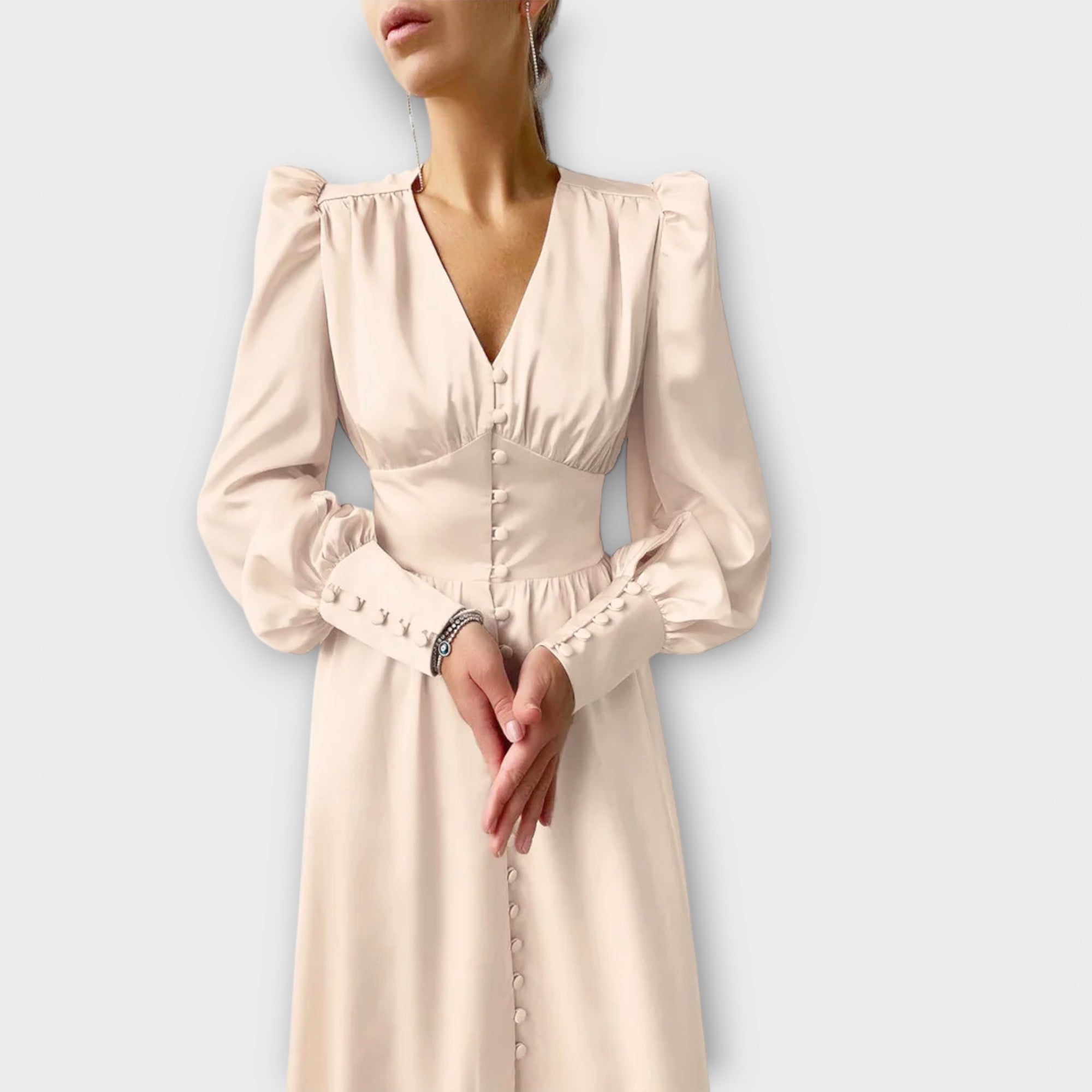 Długa satynowa sukienka z bufiastymi rękawami