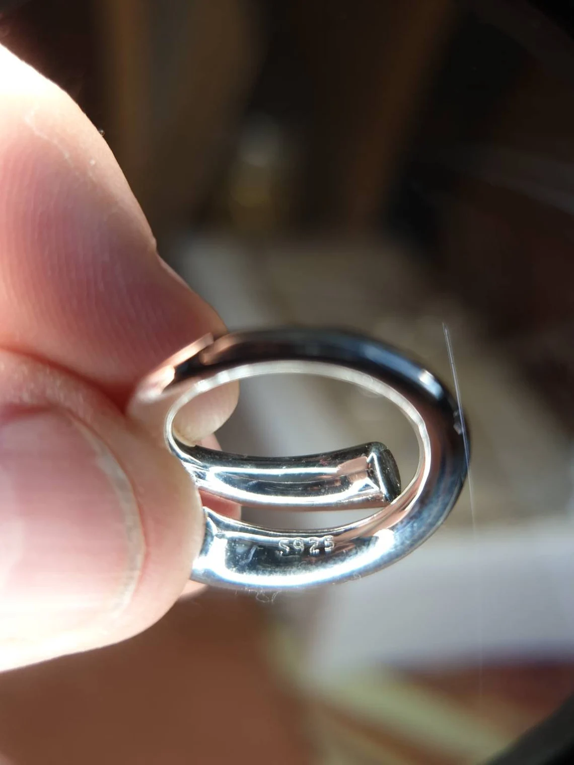 Elegancki regulowany pierścień