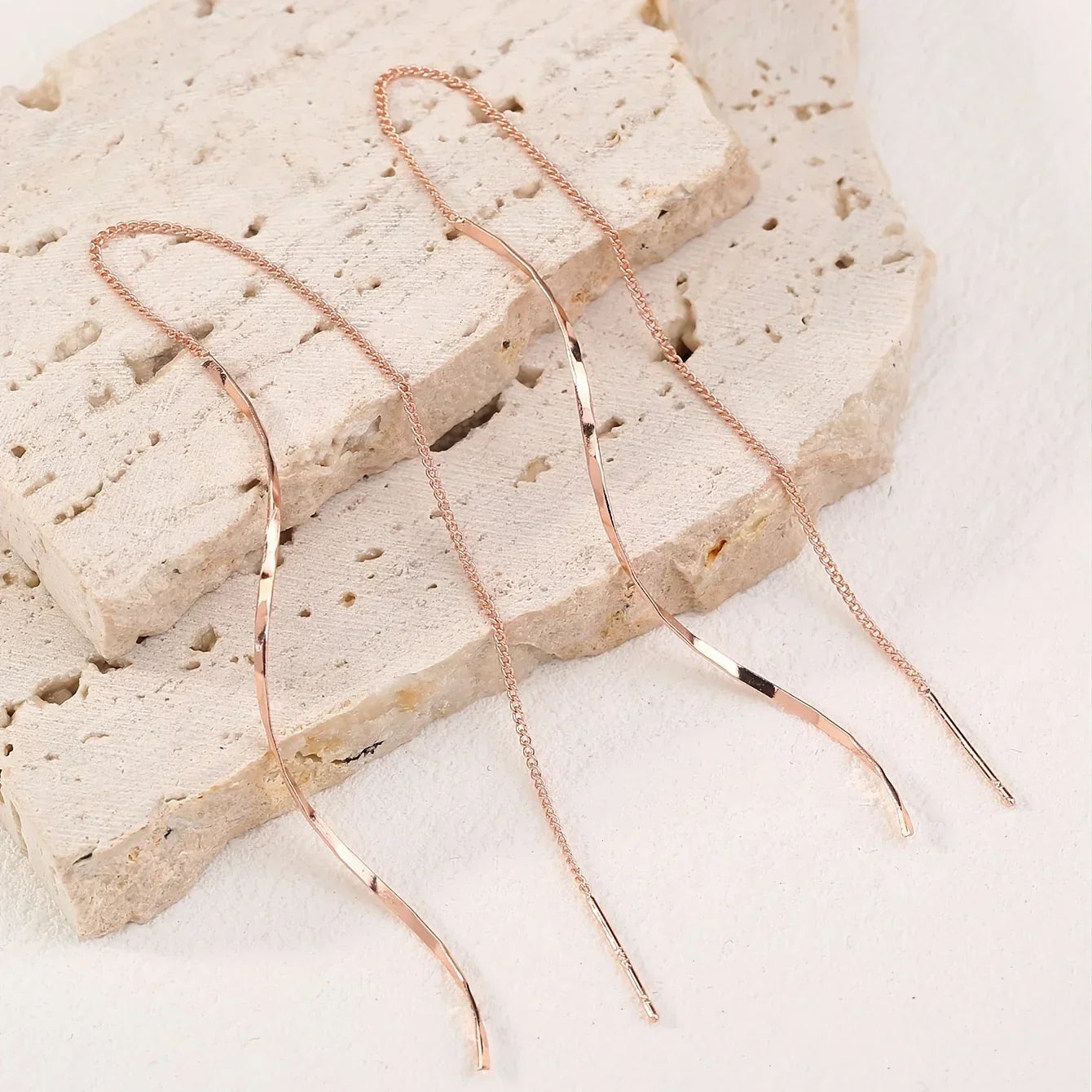 Długie kolczyki z falistym wzorem