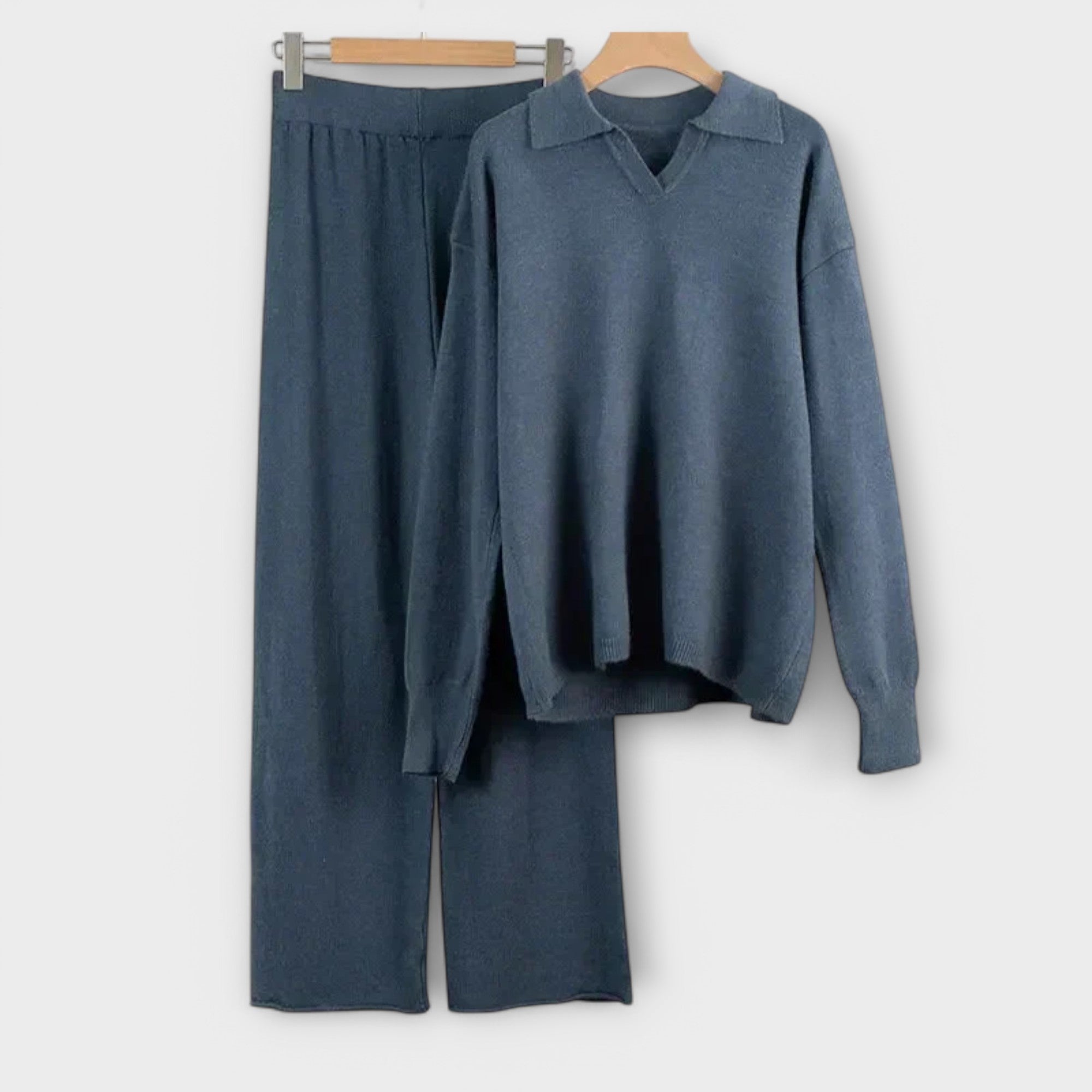 Damski komplet dzianinowy z szerokimi spodniami i luźnym swetrem