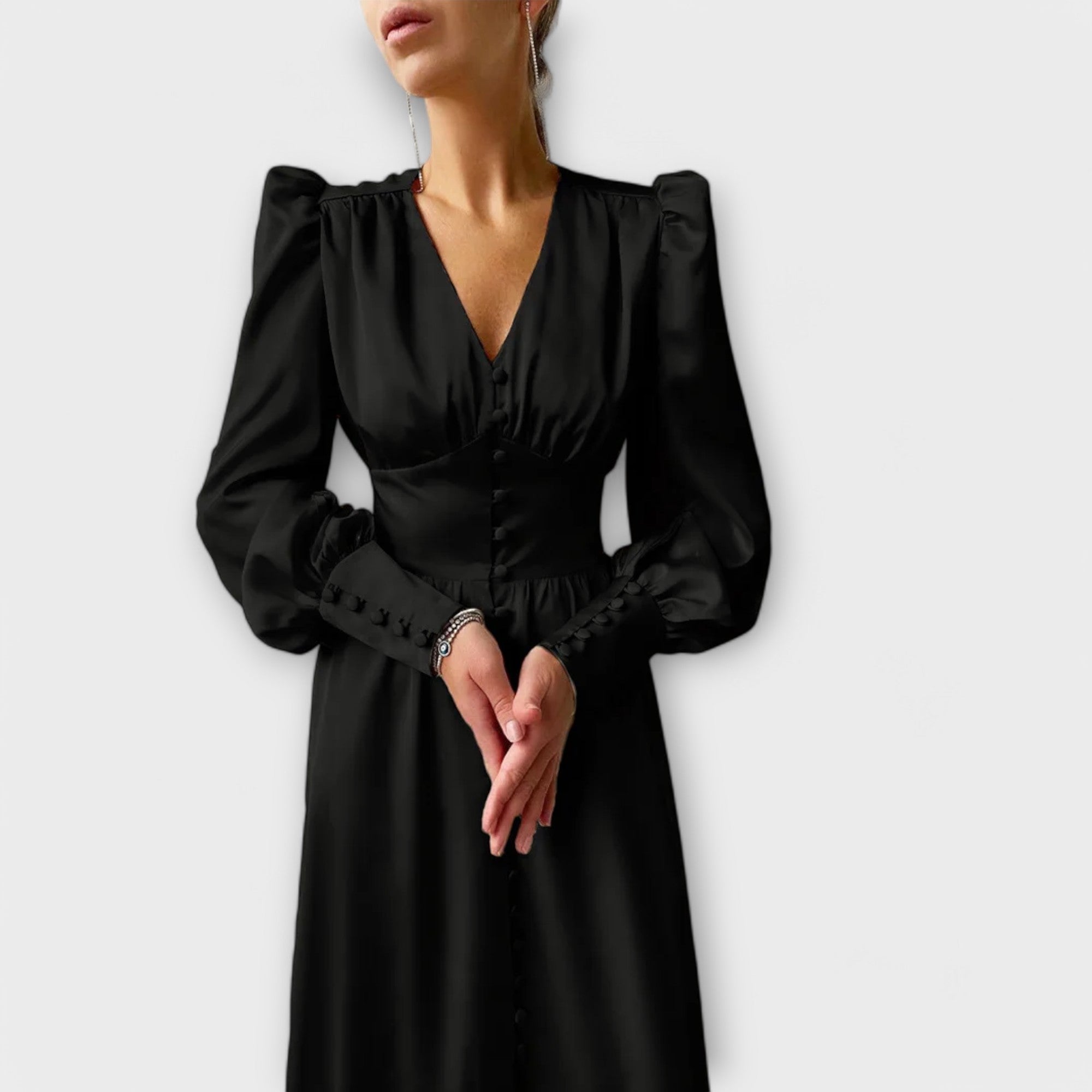 Długa satynowa sukienka z bufiastymi rękawami