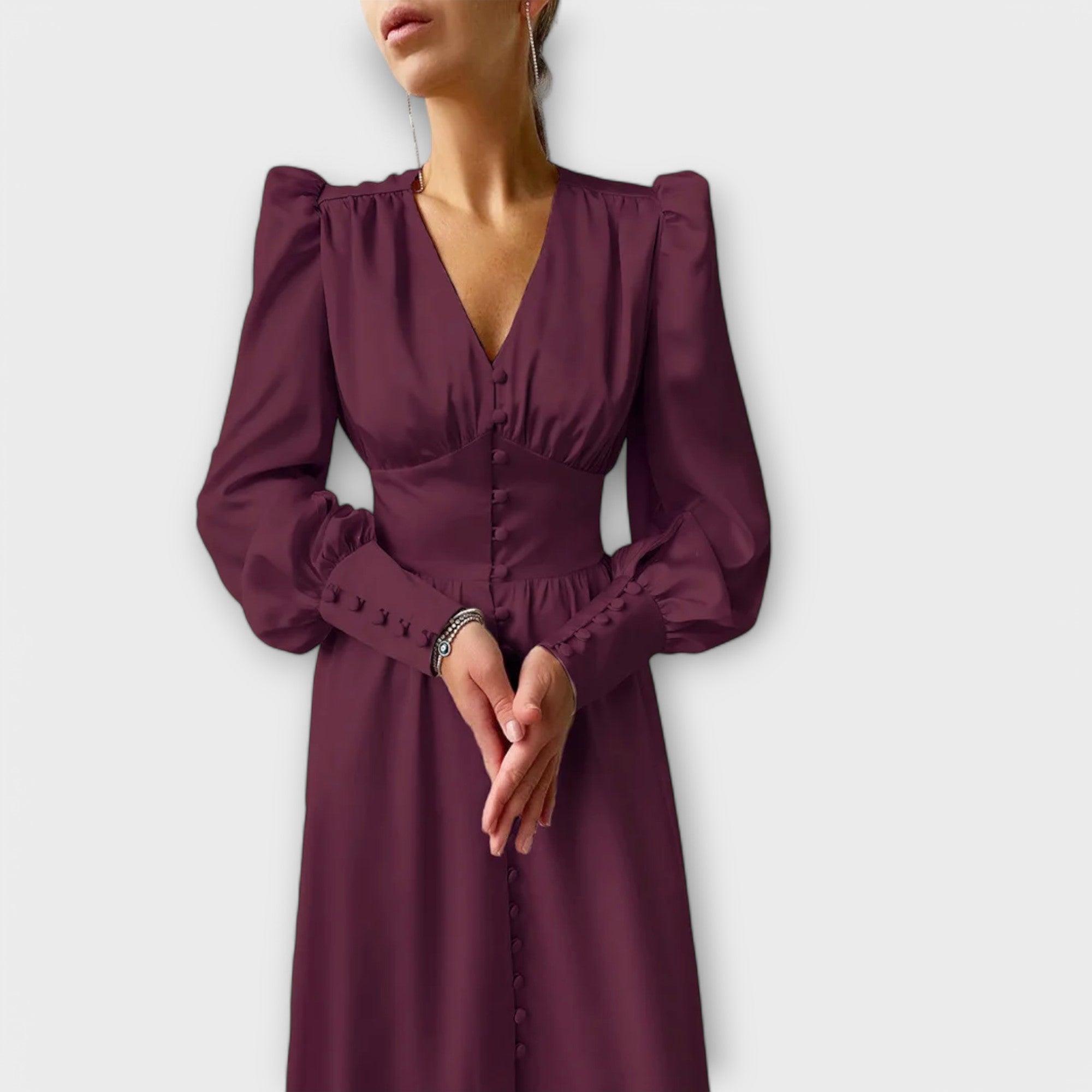 Długa satynowa sukienka z bufiastymi rękawami