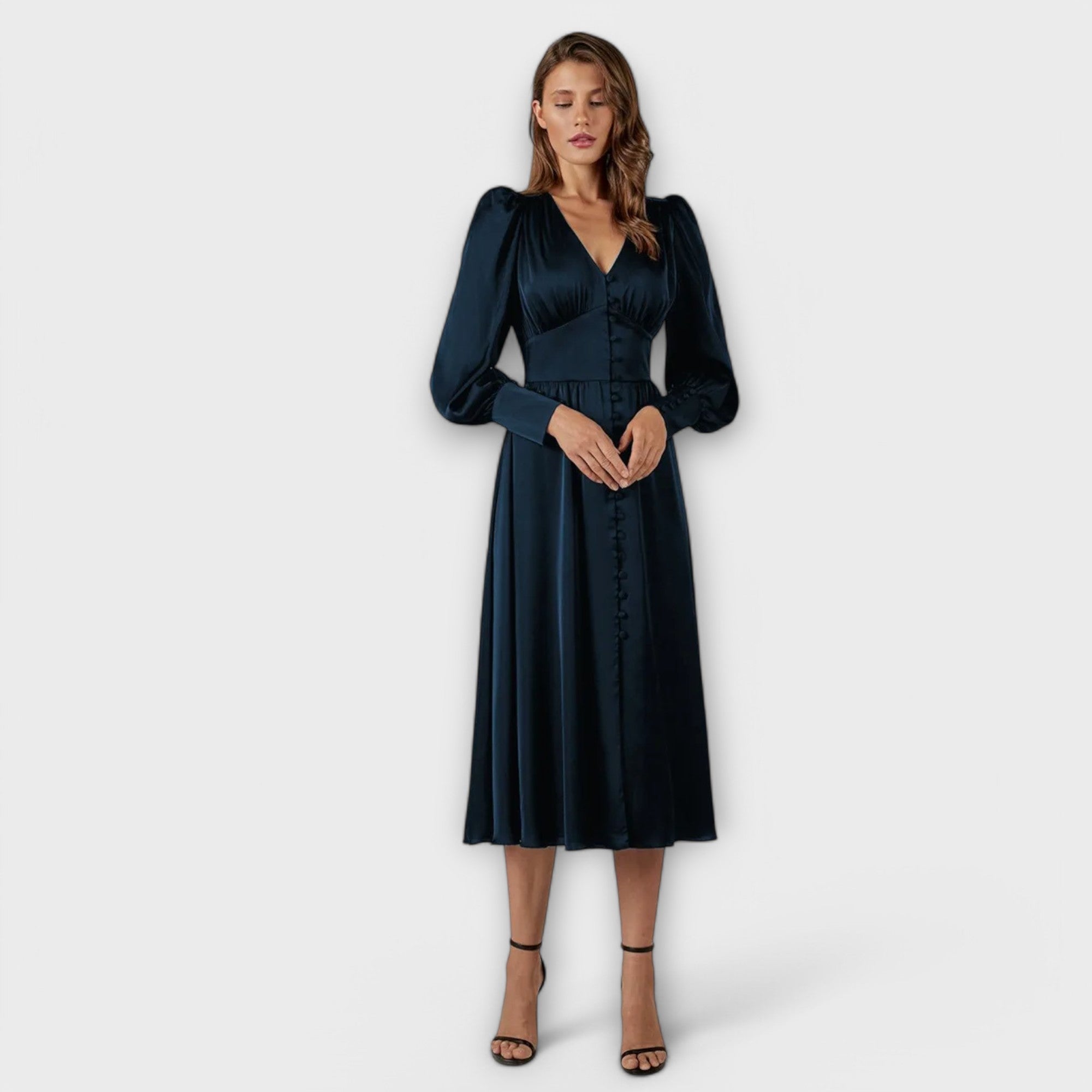 Długa satynowa sukienka z bufiastymi rękawami